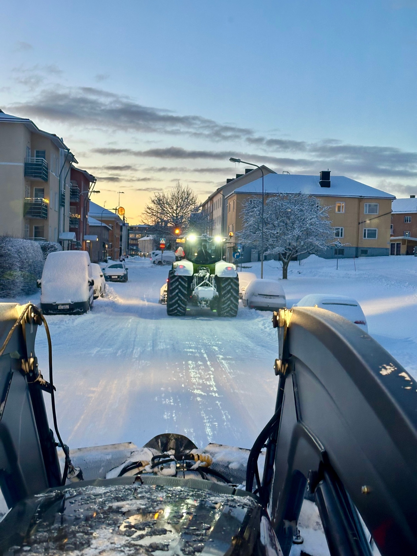 Snöröjd uppfart på Åland i tidig morgonljus